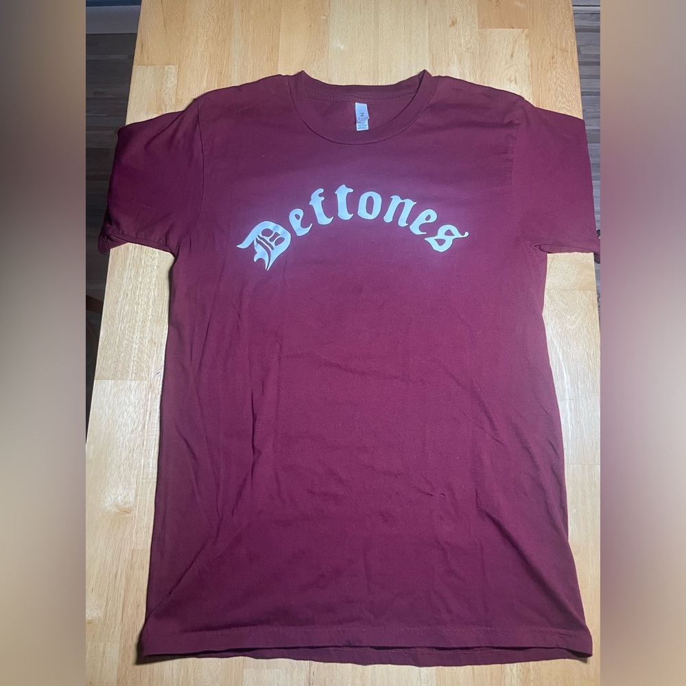 deftones logo graphic tee
